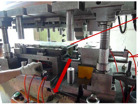 小五金件沖裁、卷圓、鉚接